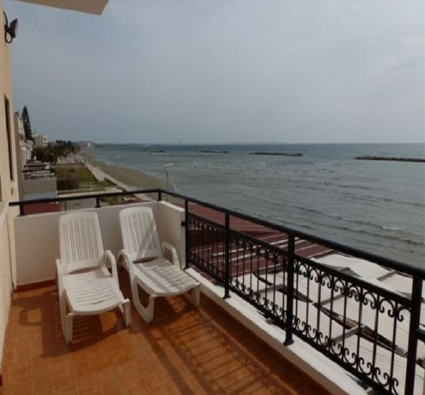 2 bedroom flat with full seaviews very close to beach